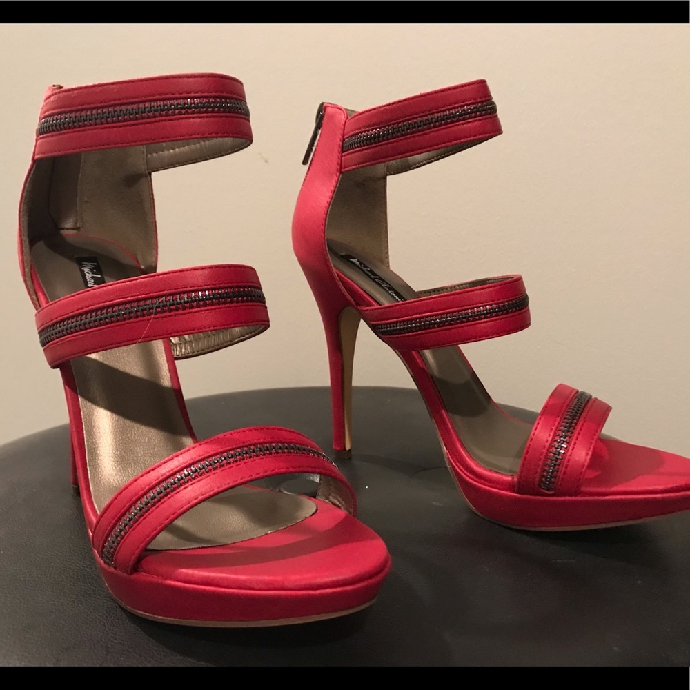 Michael Antonio red pumps size 9